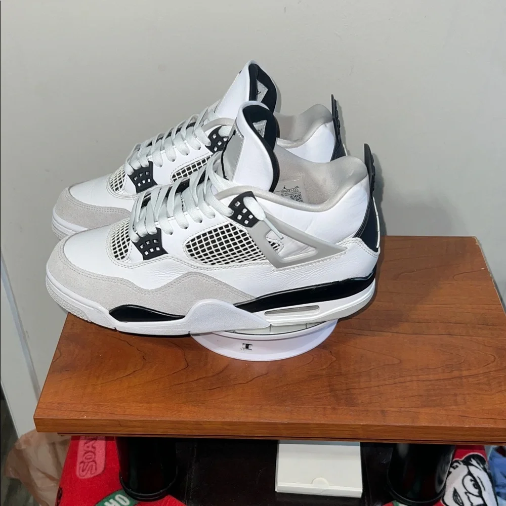Jordan 4 “Military Black” White Black-Neutral Grey
Black and White Sneakers - Picture 4 of 8